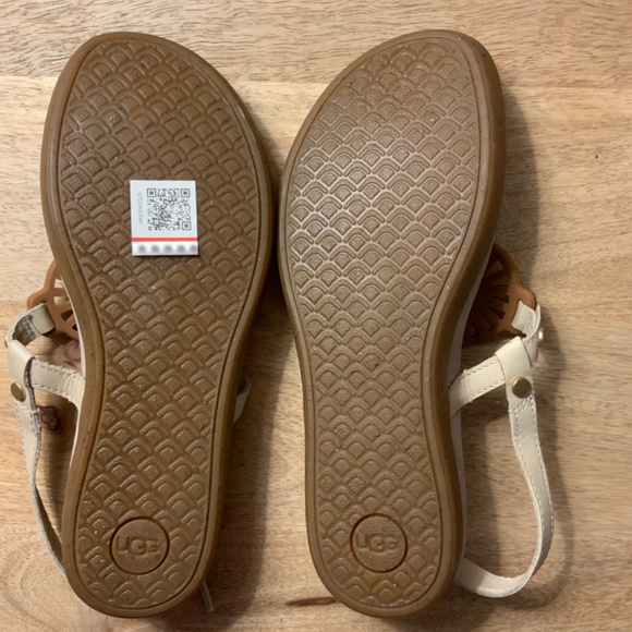 UGG flat sandals size7 - Picture 3 of 5